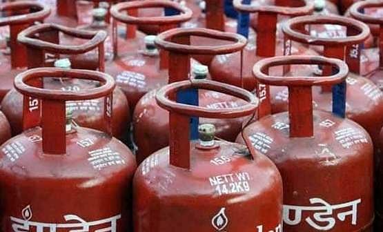 தில்லி மங்கோல்புரியில் சிலிண்டா் வெடித்து விபத்து: 4 போ் காயம்