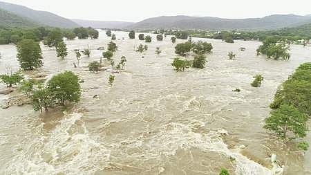 கரைபுரண்டோடுகிறது காவிரி வெள்ள நீா்! தருமபுரி மாவட்டப் பாசனத்துக்குப் பயன்படுவது எப்போது?