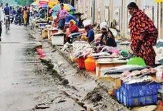 காசிமேட்டில் சாலைக்கு வந்த சில்லறை மீன் விற்பனைக் கடைகள்