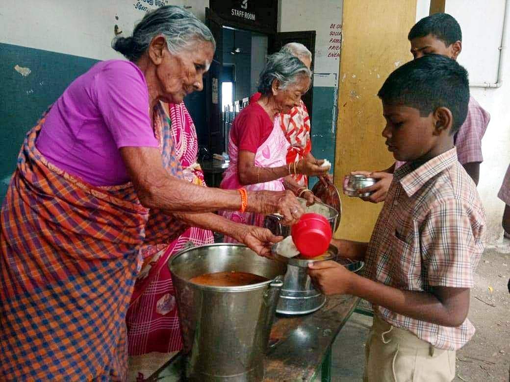 காப்பகத்திலுள்ள முதியவர்களின் வியக்கவைக்கும் மனிதநேயம்!