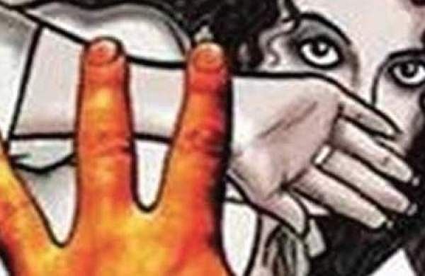 ரயிலில் இளம்பெண்ணுக்குப் பாலியல் தொல்லை: இளைஞா் கைது