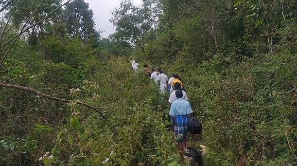 ஒற்றையடிப்பாதையில் ஆபத்தான பயணம்: தொட்டில் கட்டி தூக்கிச் செல்லப்படும் நோயாளிகள்