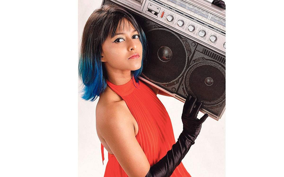 உலகைக் கவர்ந்த சிங்களத்து சின்னக் குயில் யோஹானி