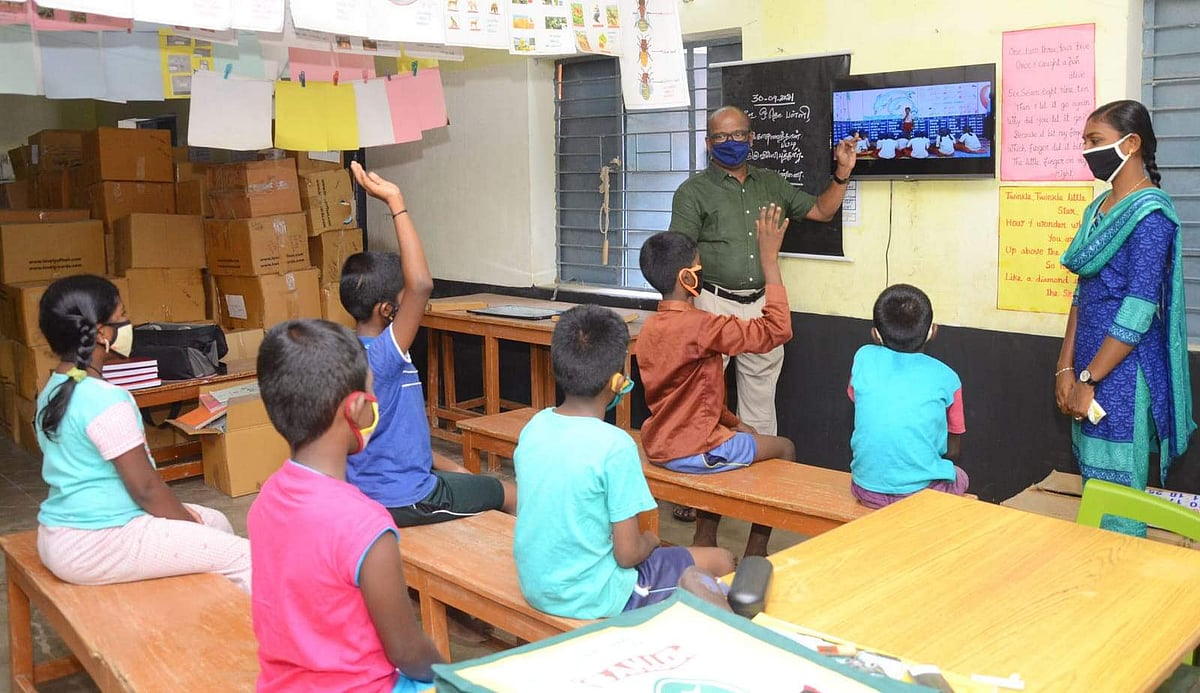 பள்ளி செல்லத் தயாராகும் அரசு தொடக்கப்பள்ளி மாணவர்கள்!