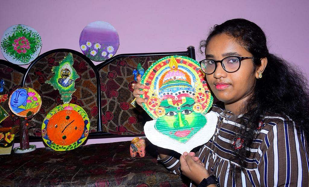 கலை, கைவினையில் அசத்தும் தூத்துக்குடி மாணவி