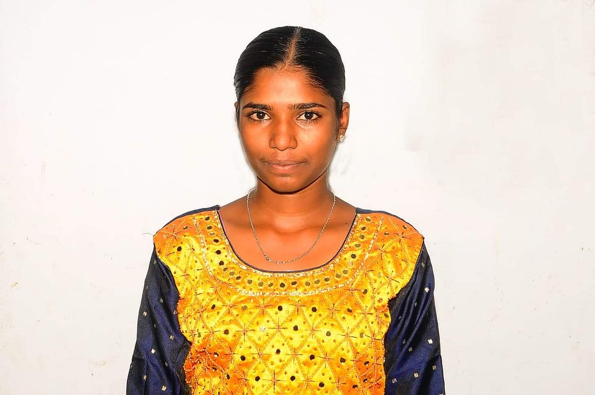 மாணவி அளித்த மனு: ஆற்றின் நடுவே பாலம் அமைப்பு