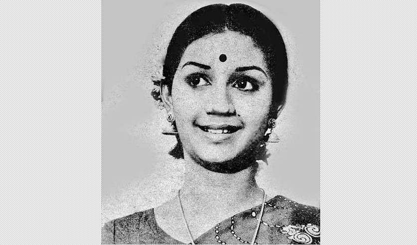 கறுப்பு வெள்ளை கலர்: இவர் கீர்த்தி சுரேஷ் அல்ல!