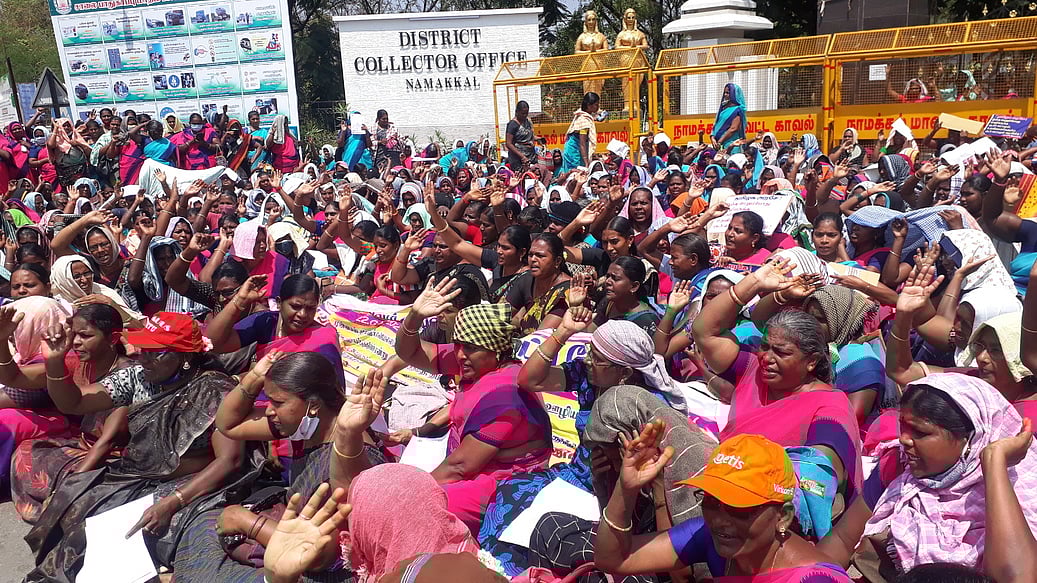 சத்துணவு அங்கன்வாடி ஊழியா்கள் 12-ஆவது நாளாகப் போராட்டம்