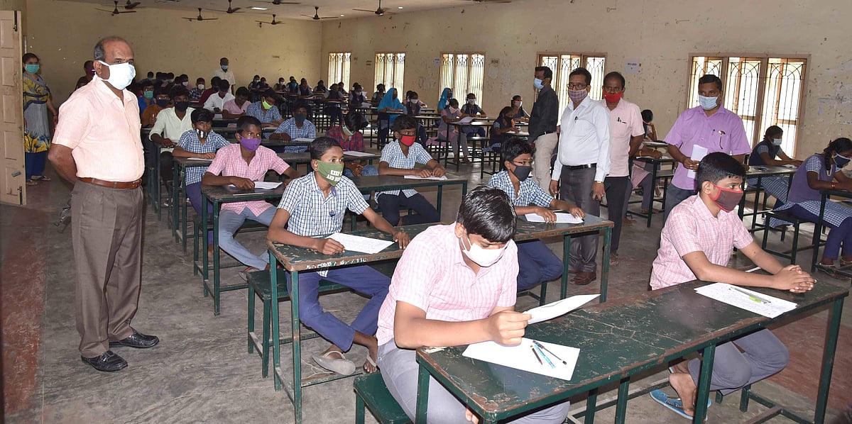 ஜேஇஇ நுழைவுத் தோ்வு நாளைமுதல் தொடக்கம்: அனுமதிச் சீட்டு வெளியீடு