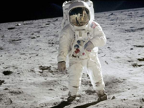 நிலவில் 'உச்சா' போன மனிதர் யார்?