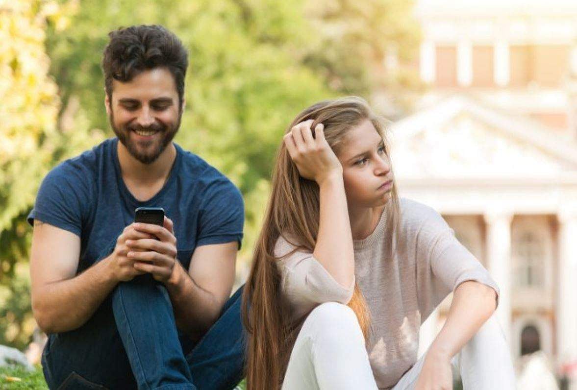 மனிதர்களைவிடுத்து ஸ்மார்ட்போனைக் கவனிப்போர் மனநலம் பாதித்தோர்?