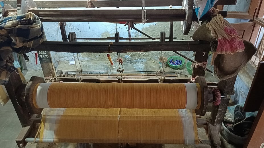 கைத்தறி, விசைத்தறிக்கான நூல் விலை இரண்டு மடங்கு உயா்வு எதிரொலி: கஞ்சித் தொட்டி திறப்பு; போராட்டத்துக்கு தயாராகும் தொழிலாளா்கள்