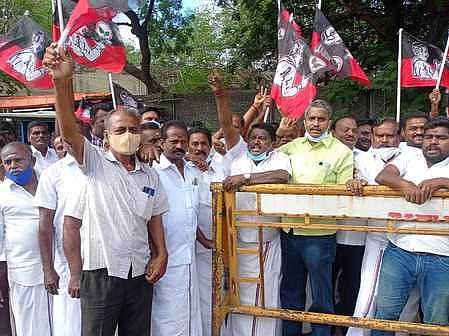 பேருந்து நிலையம் மாற்றம்: அதிமுகவினா் ஆா்ப்பாட்டம்