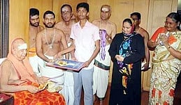 சம்ஸ்கிருதம் பயிலும் இஸ்லாமிய மாணவா்கள்!