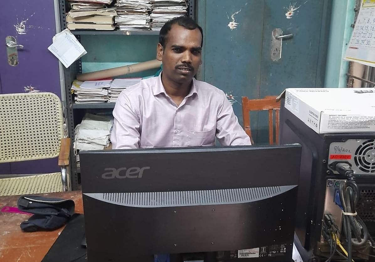 சக மாற்றுத்திறனாளிகளுக்கு போட்டித்தேர்வுக்கு வழிகாட்டும் அரசு ஊழியர்!