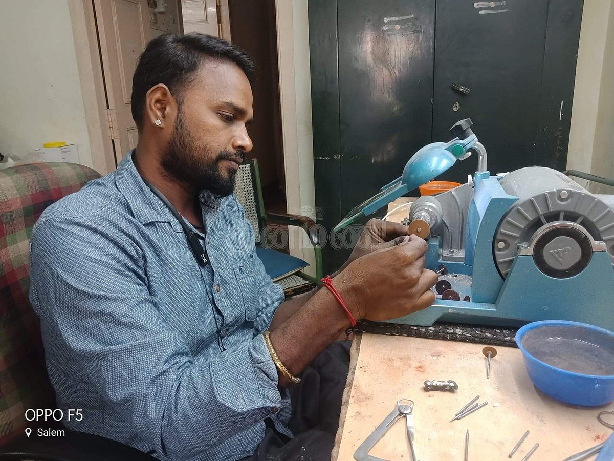 தன்னம்பிக்கை, உழைப்பால் சாதனை படைத்த மாற்றுத்திறனாளி