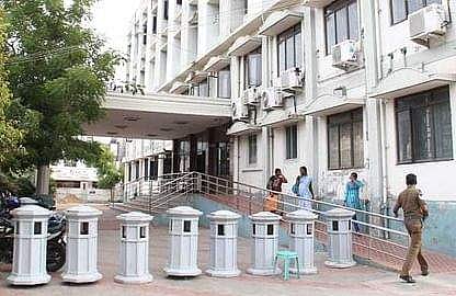 மனநலன் பாதித்த வெளிநாட்டவா் மருத்துவமனையில் அனுமதி