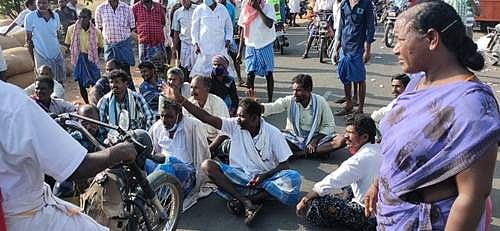 சேலம் அருகே பருத்திக்கு உரிய விலை கிடைக்காததால் விவசாயிகள் சாலை மறியல்