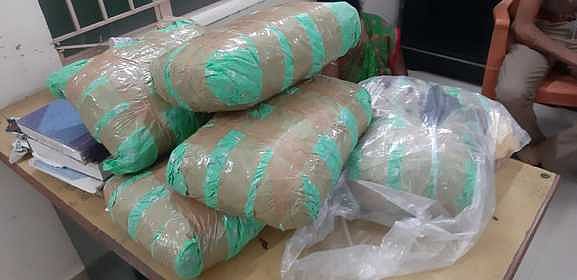 ஒசூா் வழியாக கேரளத்துக்கு
கடத்த முயன்ற 3 டன் குட்கா பறிமுதல்: 2 போ் கைது