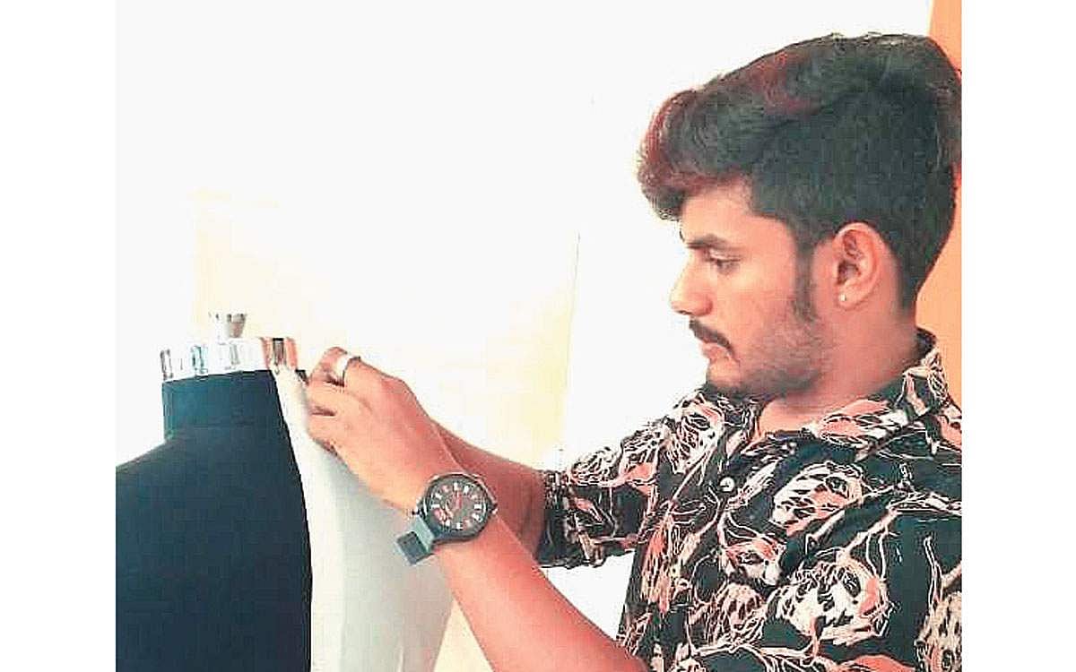 கல்லூரி மாணவர் வடிவமைத்த ஆடை!