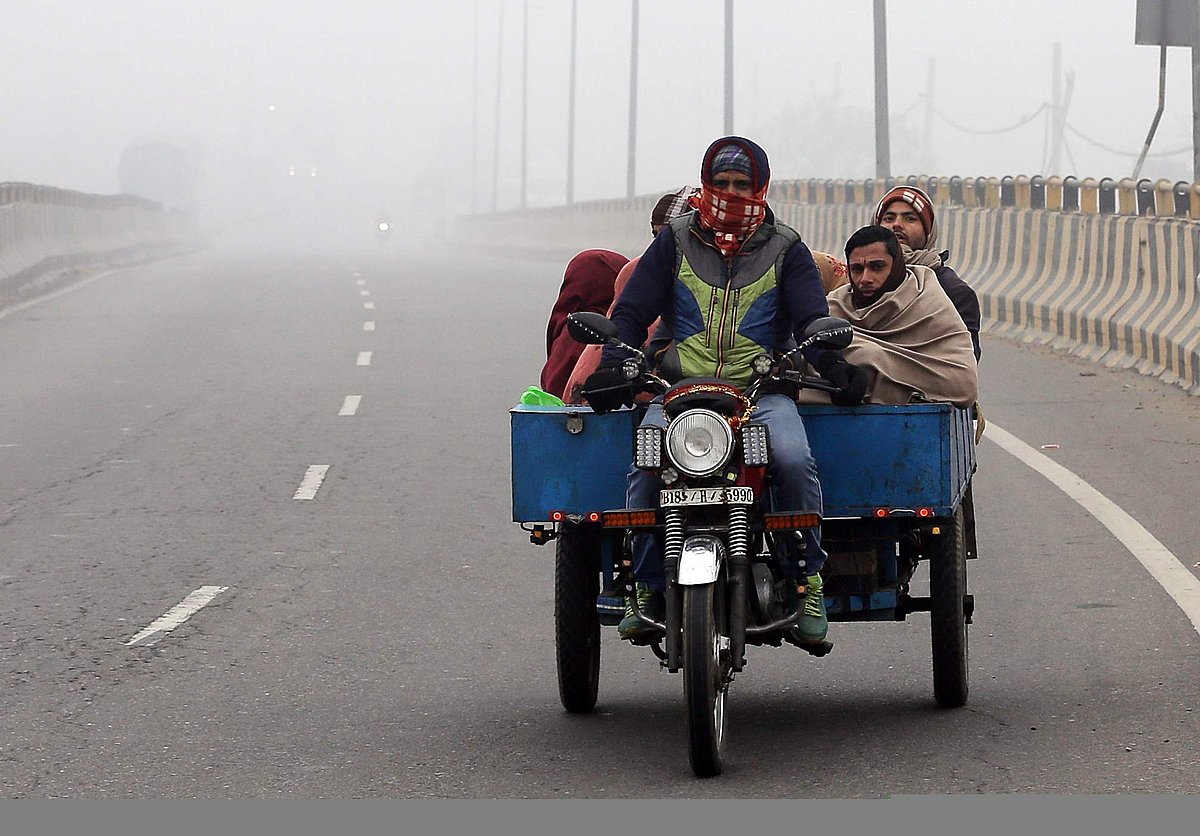 தில்லியை சூழ்ந்த பனிமூட்டம்: 40 விமானங்கள், ரயில்கள் தாமதம்