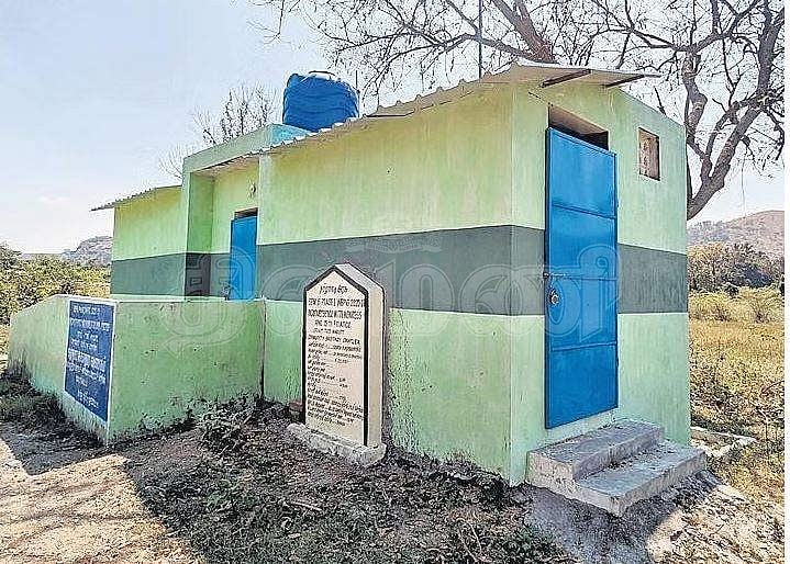 இடுகாட்டுக்கு நடுவில் பொதுக்கழிப்பறை: மக்களுக்கா? சடலங்களுக்கா?