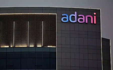 அதானி குழுமப் பங்குகள் 14% வரை கடும் சரிவு : ஒரே நாளில் ரூ.1.4 லட்சம் கோடி வீழ்ச்சி 
