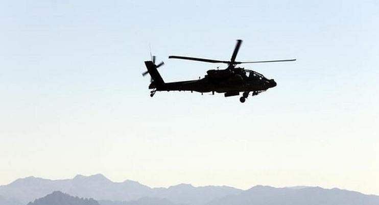 மும்பையில் கடற்படை ஹெலிகாப்டர் அவசர தரையிறக்கம்