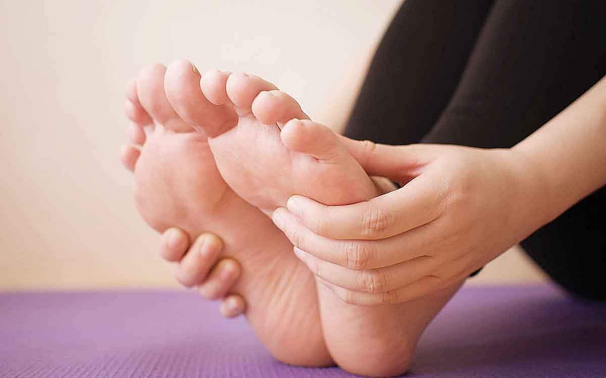 ஆயுள் காக்கும் ஆயுர்வேதம்: பாத எரிச்சலுக்கு மருந்து என்ன?