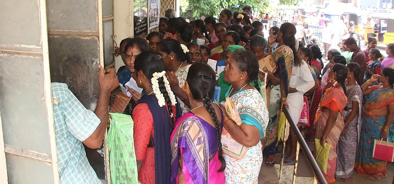 மகளிா் உரிமைத் தொகை கோரி
வட்டாட்சியா் அலுவலகத்தில் குவிந்த பெண்கள்