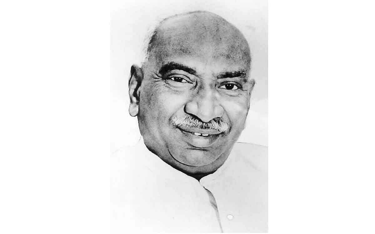 காவல் அலுவலருக்கு விருது வழங்கிய காமராஜர்