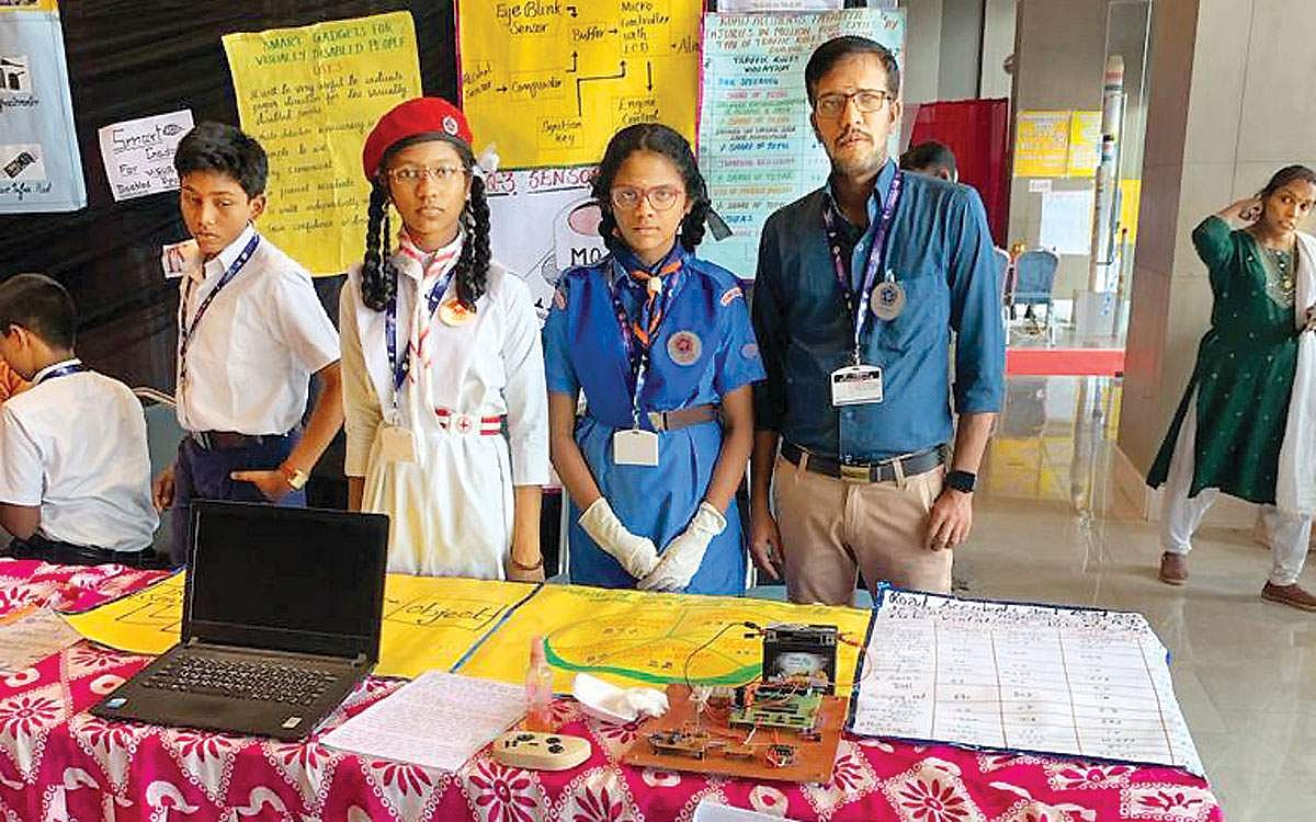 சாதனை மாணவிகள்..!