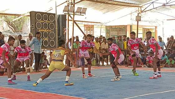 நடுவக்குறிச்சியில் கபடி போட்டி