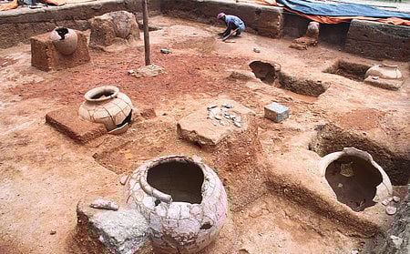 கீழடி பேருந்து நிறுத்தத்தில்
அரசு பேருந்துகள் நின்று செல்ல உத்தரவு