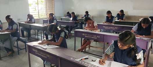 அரசு பொதுத்தோ்வில் கடந்த ஆண்டைவிட சிறப்பிடம் பெற வேண்டும்: ஆட்சியா்