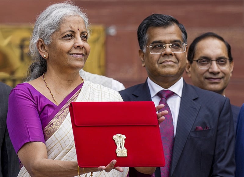 தொடா்ந்து 9-ஆவது முறையாக பட்ஜெட்: புதிய சாதனை படைக்கிறாா் நிா்மலா சீதாராமன்