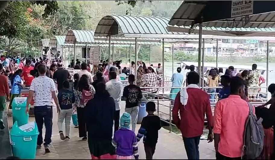 ஏற்காட்டில் குவிந்த சுற்றுலா பயணிகள்; படகு சவாரி செய்ய ஆர்வம்!