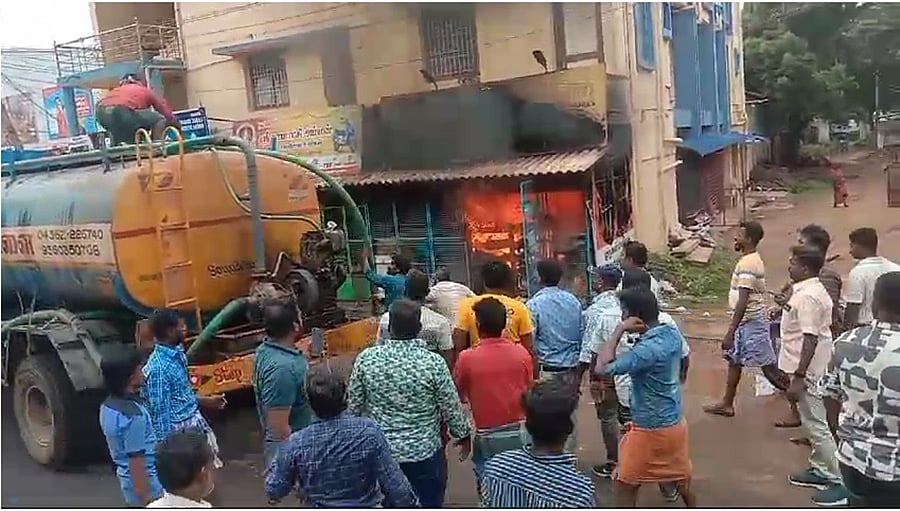 தஞ்சை புதிய பேருந்து நிலையம் அருகே மளிகை கடையில் தீ: பொருள்கள் எரிந்து நாசம்