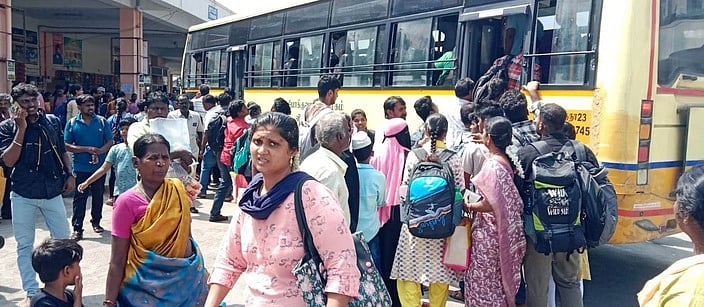 பேருந்து நிலைய இடமாற்றத்தால் தருமபுரி நான்கு சாலை சந்திப்பில் அலைமோதும் பயணிகள் கூட்டம்