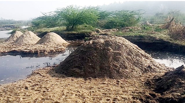 ஆம்பூா் பாலாற்றில் தொடரும் மணல் கொள்ளை: நடவடிக்கை எடுக்கப்படுமா?