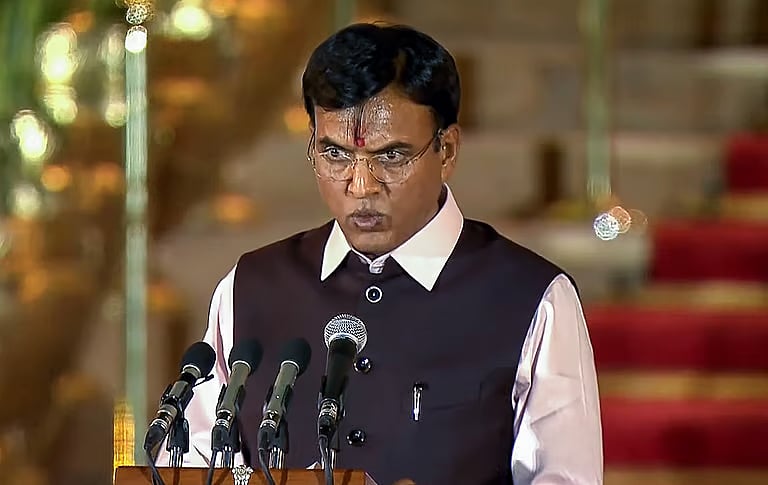 செயற்கை தடகளப் பாதை அமைக்கும் பணி மத்திய அமைச்சா் தொடங்கிவைத்தாா்