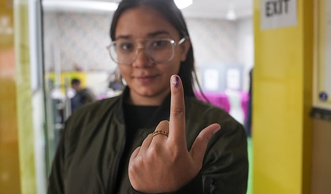 விழித்துக் கொண்டு விட்டனா்