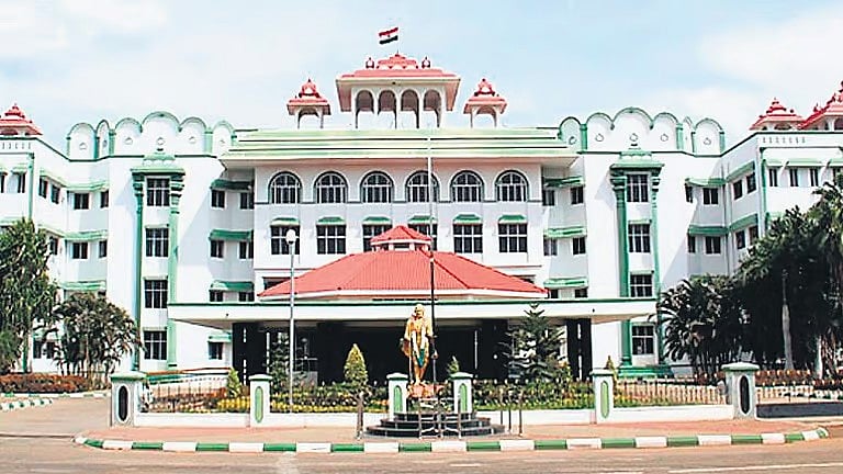 ஆலங்குளம் பேருந்து நிலைய கடைகளைக் காலி செய்ய உயா்நீதிமன்றம் உத்தரவு