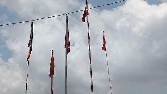 அனுமதியற்ற கொடிக் கம்பங்கள்: 13 மாவட்ட ஆட்சியா்கள் பதிலளிக்க உத்தரவு