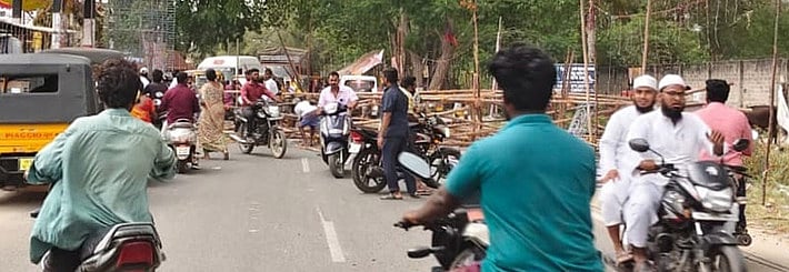 ஆம்பூா்: பொதுமக்களுக்கு இடையூறாக பேனா்கள்!