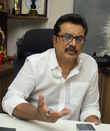 தோ்தலில் நானும், ராதிகாவும் போட்டியிடவில்லை:
சரத்குமாா்