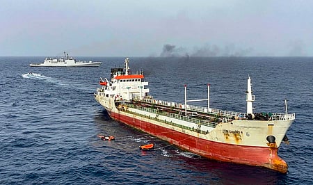 கையறுநிலையில் கப்பல் ஊழியா்கள்