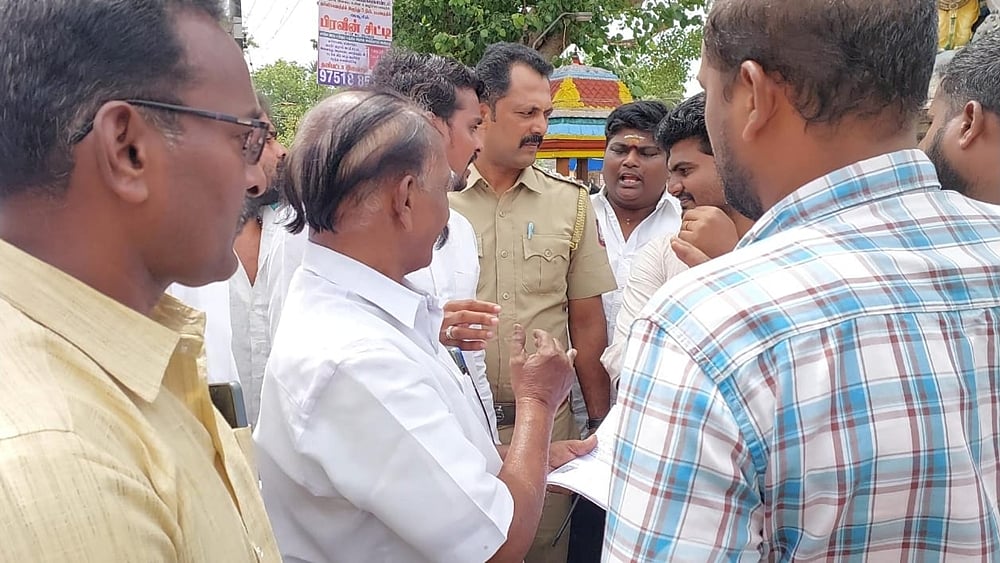 கும்பகோணத்தில் விநாயகர் கோயிலை இடிக்க முயற்சி: மக்கள் முற்றுகை போராட்டம்