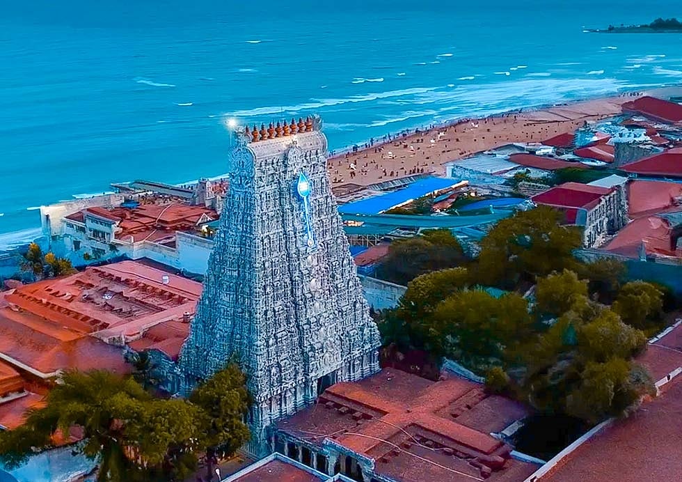 திருச்செந்தூா் கோயிலில் 4 மணி நேரம் காத்திருந்து சுவாமி தரிசனம் செய்த பக்தா்கள்