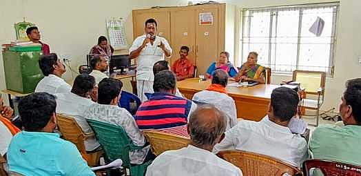 சோளிங்கா் கோளத்தம்மன் கோயில் விழாவில்
அரசியல் கட்சி பதாகைகள் வைக்கத் தடை